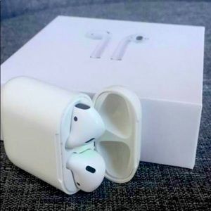 Apple airpods.